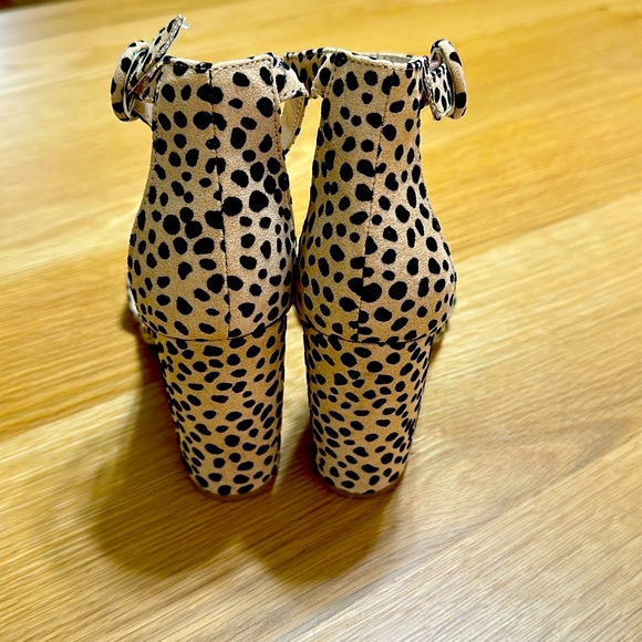 Qupid Cheetah Ankle Strap Block Heels NEW - Picture 4 of 7